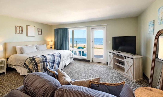 Logsden Condo | Oceanfront Studio, King Bed, Full Kitchen-Downtown