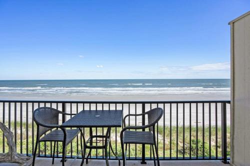 Crescent Beach House | Oceanfront Summerhouse Condo Pool Tennis BBQ