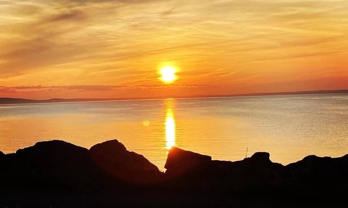 Tracadie House | Oceanfront Sunset Cottage with Kayaks