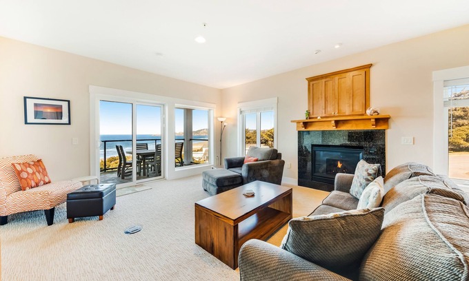 Newport Condo | Oceanfront top floor condo with stunning views gas fireplace and grill