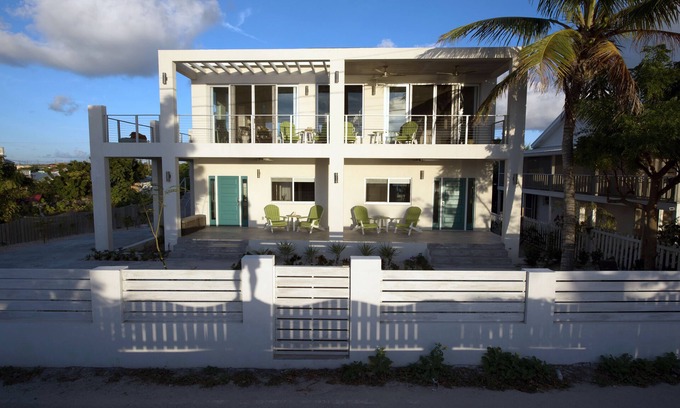 Cockburn Town Villa | OCEANFRONT - TURTLE SUITE AT DRIFT VILLA