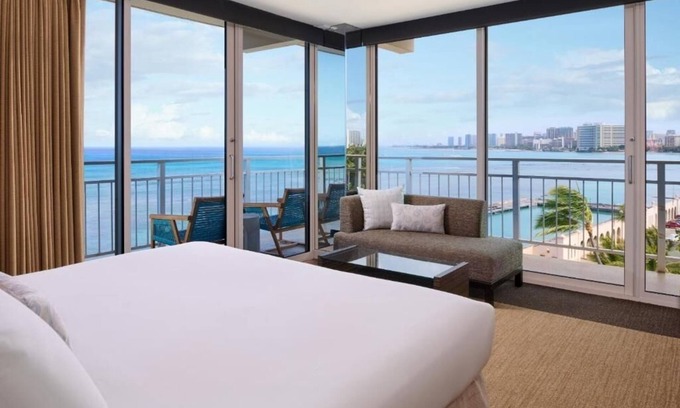 Diamond Head - Kapahulu - St. Louis Hotel | Oceanfront View King | Kaimana Beach Hotel | Beachfront Getaway