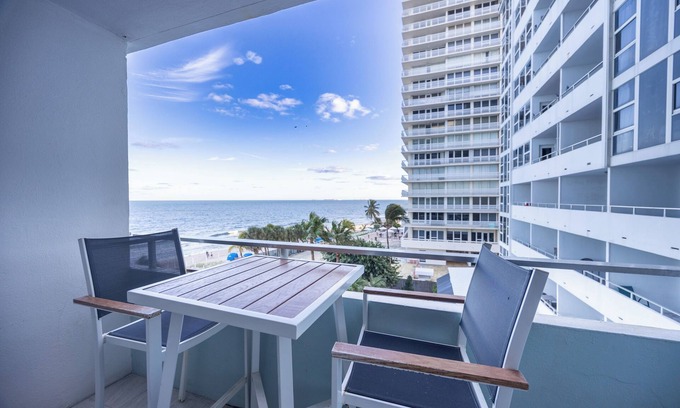 Bermuda Riviera Condo | Oceanfront View Balcony