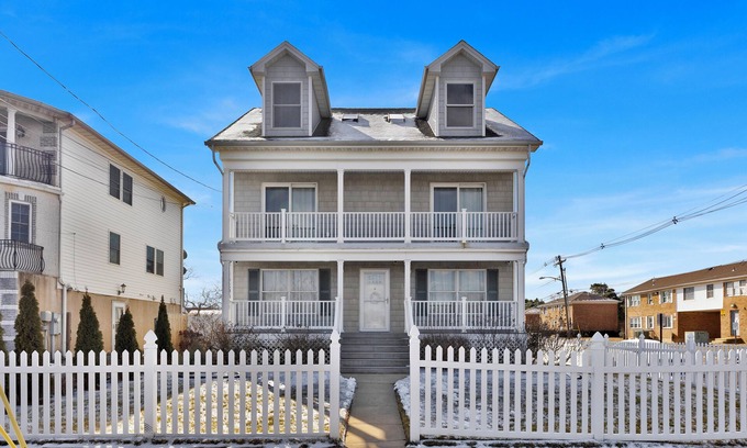 Keansburg Villa | Oceanfront Villa with Skyline Views