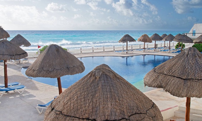Zona Hotelera Condo | Oceanfront white sand beach condo