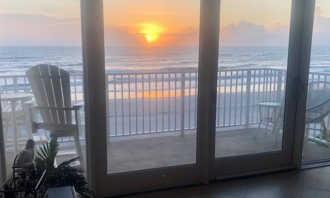 New Smyrna Beach Condo | Oceanfront Winter Escape March/April Availability –Fully Renovated 2BR/2BA Condo
