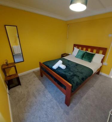 Southsea Apartment | OceanNest-3 Bedroom Apartment free parking, EV 22kW