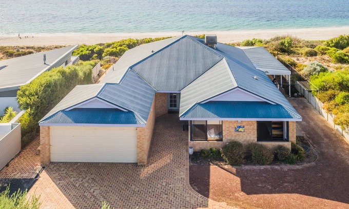 Peppermint Grove Beach House | Oceanside relaxing beach front views. Wifi . Light spacious for shared times
