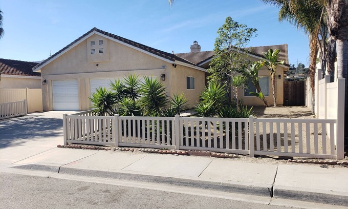 North Valley House | OCEANSIDE 4 BED/2BATH HOME - NEAR LEGOLAND, CAMP PENDLETON, SAFARI ZOO & BEACHES