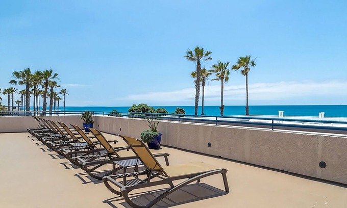 Townsite Hotel | Oceanside Beach Stay w/Kitchen | Steps to Pacific Coast