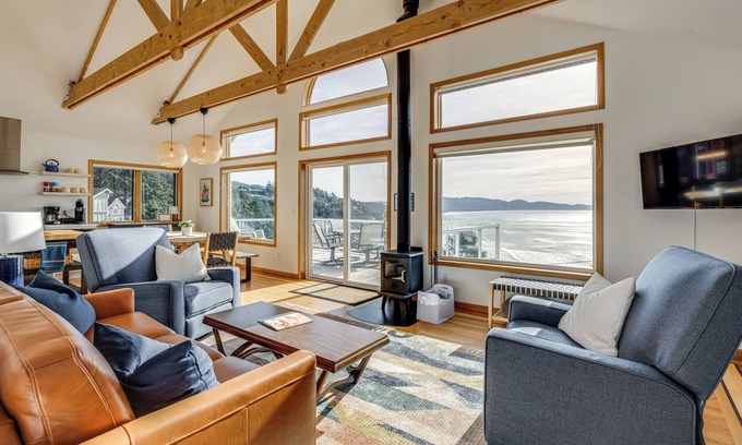 Oceanside House | Oceanside Escape w/Stunning Views: Walk to Beach!
