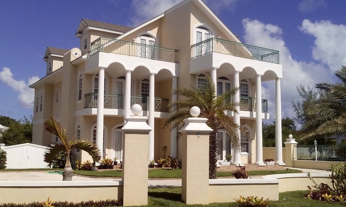 Nassau House | OCEANSPRAY BEACH HOUSE! (w/Large Saltwater Pool) IN THE HEART OF THE BAHAMAS.