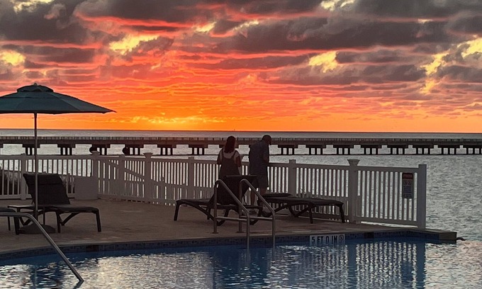 Alice Town Condo | Oceanview 2 bed, 2 bath, steps away from clubhouse, beach and pool.