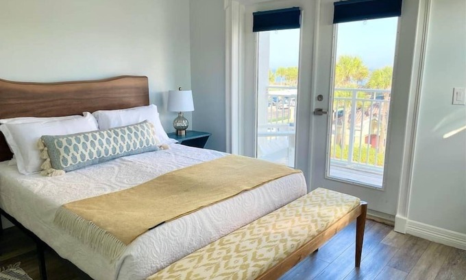 Jacksonville House | Oceanview 2 bed house with multiple outdoor decks