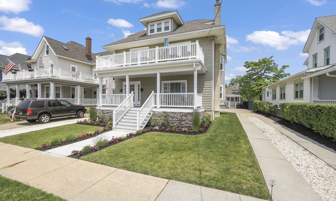 Wall House | Oceanview, 4 houses from beach! 6 beach passes, chairs and umbrellas included!