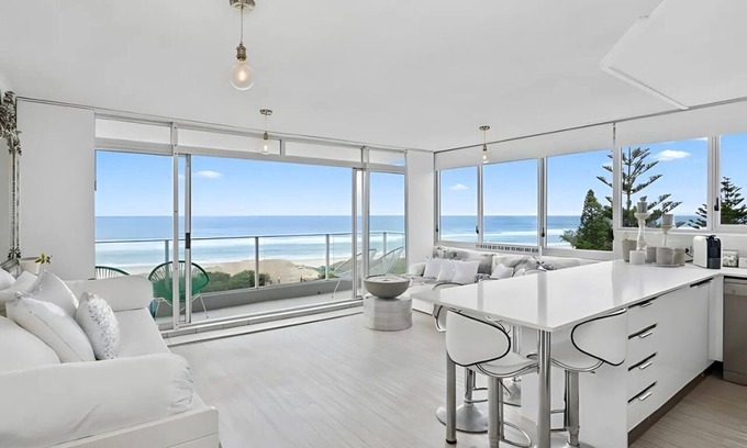 Main Beach Resort | Oceanview Apartment Steps from Main Beach
