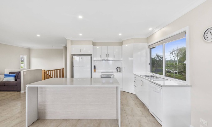 Arrawarra Headland House | Oceanview Beachfront - 11B Fuller St