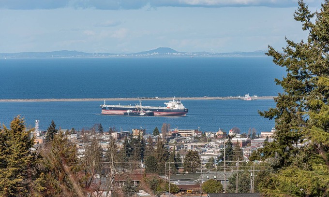 Port Angeles House | Oceanview | Big Deck | Modern Home - Crash Pad BnB