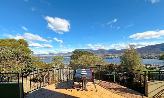Old Beach Villa | Oceanview Chic Villa 20 min to CBD