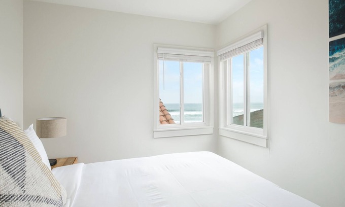 Townsite Condo | Oceanview Cottage Steps From the Sand (105)