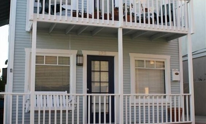El Porto Apartment | Oceanview House in Manhattan Beach Just 3 Doors to the Beach!