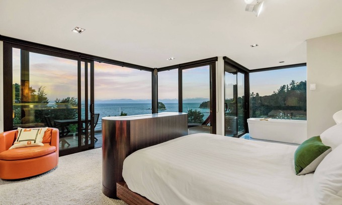 Ngaio Bay Cabin | Oceanview Penthouse Suite & Beach Access