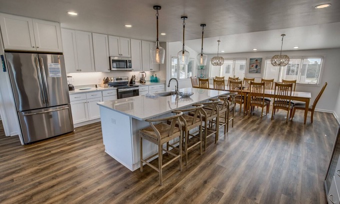 Sandbridge House | Oceanview,Private Pool,Slps16,dogs ok,close to beach,military discount