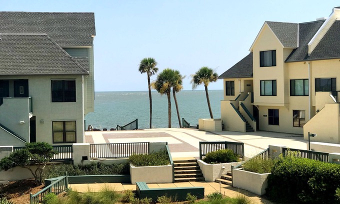 Saint Helena Island Condo | Oceanview, steps from Beach, Pool, Golf course & Restaurant, super clean!