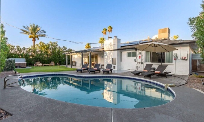 Village Grove House | Ochenta | 2 Masters | Htd. Pool & Hottub | Peloton