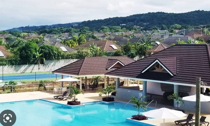 St. Ann's Bay Villa | OCHO RIOS, BEACH/POOL, FULLY A/C, GATED 24hr Security, SLEEP 6