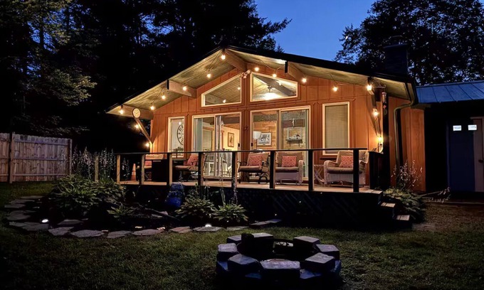 Suring Cabin | Oconto River Cozy Cabin Getaway