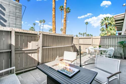 Twin Palms House | Ocotillo Art Lounge - 1BR Posh Condo in South PS
