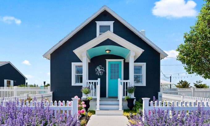 Villas Cottage | Octopus Cottage: Hot Tub | Kayaks | Fire Pit