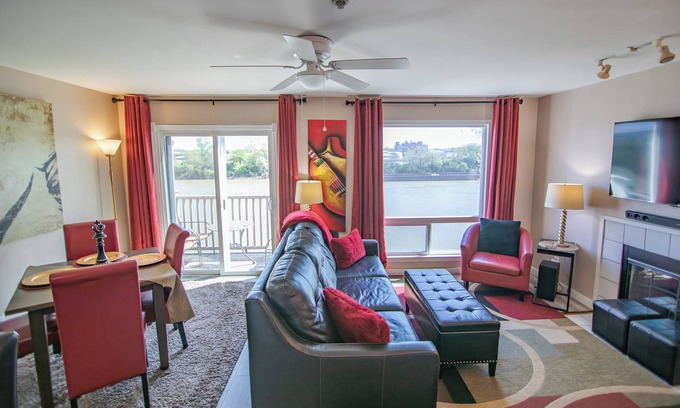 North Capitol Condo | ❤️of DWTN on the RIVER♥️Walk 2 BROADWAY & ALL/🎶🎸/2KING BDS/2BA/Free PRKG/POOL