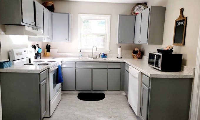 Mobile House | ❤️ of Mobile, Al. Close 2 everything. Large fenced bkyd! Comfy & inviting.