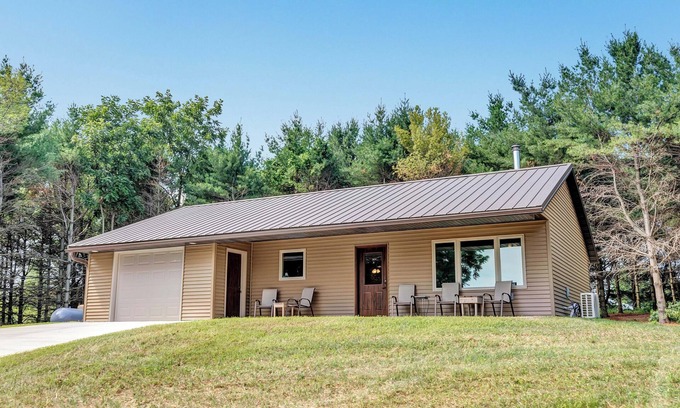 Krakow House | Off-Grid Family Farmstead Retreat. Farm Tours + Animal Feeding, Pet Friendly!
