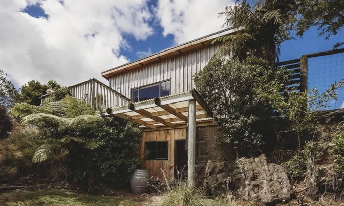 Kaimiro Cabin | Off-Grid River Retreat in Inglewood