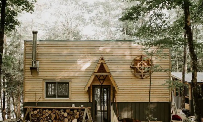 Tudor and Cashel House | Off-Grid Waterfront Retreat