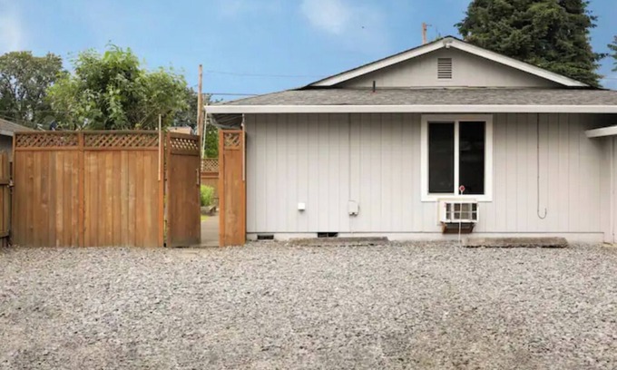 Vancouver House | Off the Fairway on Fairmount 2 Bd 1 Bth