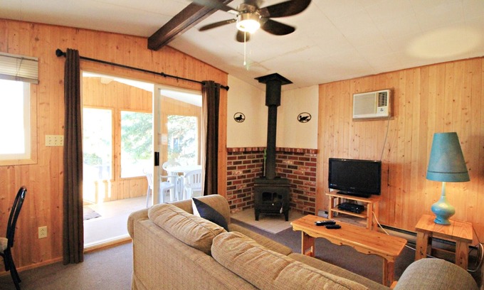 Manitoba Cabin | "Off the hook" Lakeside - Boat Rentals on site!
