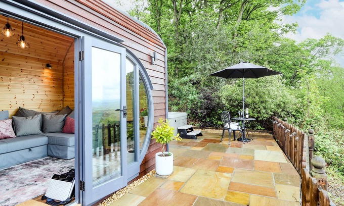 Saint Asaph Cottage | OFFAS DYKE ESCAPE, romantic, luxury holiday cottage in St Asaph