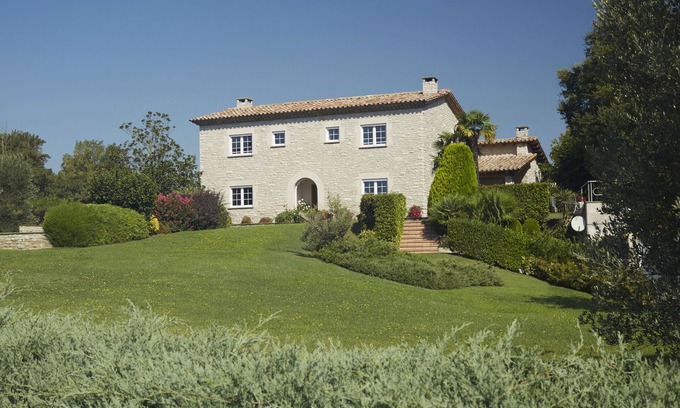 Gurb Cottage | OFFER: Exclusive rural house. Extensive private garden with swimming pool.