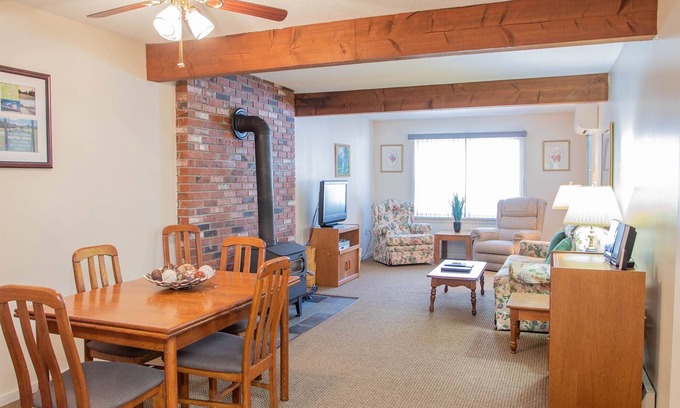Bartlett Condo | Official Seasons RMC Condo 17D- 2 Bedrooms - Sleeps 6 - No Fees