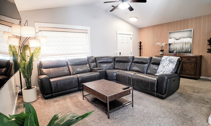 Ogden House | Ogden Dream+Hot Tub+Fenced Yard+Gazebo+BBQ+View+Garage+W/D