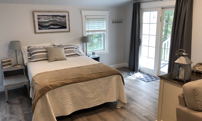 Ogunquit - Wells Apartment | Ogunquit Studio 15 min walk to Footbridge; restaurants and Trolley Stop close by