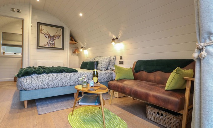Denstone Cottage | OH DEER, romantic, with hot tub in Ashbourne