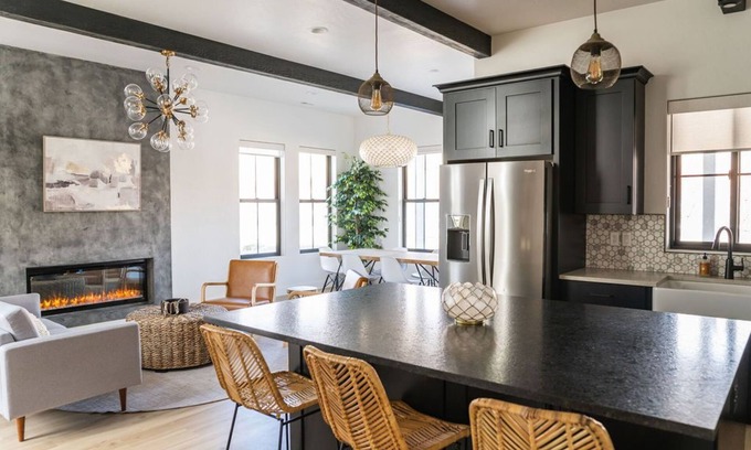 Palisade House | Oh, the views! Palisade’s premier home away from home.