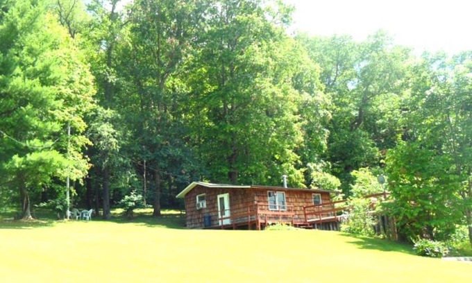 Dellroy Cabin | Ohio Cabin near Amish Country Pro Football HOF Hiking trails Near lake Fire Pit.