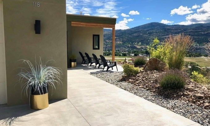 Okanagan-Similkameen House | Okanagan getaway in the middle of a vineyard and an Estate Winery
