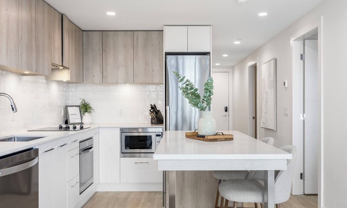 South Pandosy Apartment | Okanagan Lakefront Luxury - 2 bed 2 bath lakeview condo
